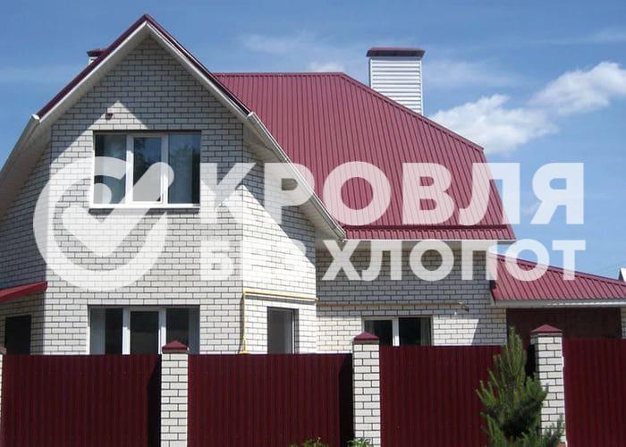 Монтаж профлиста на крышу домика за городом