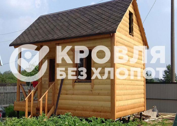 Укладка мягкой черепицы маленького домика
